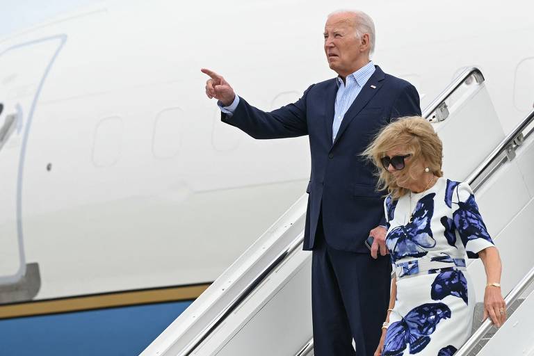Joe Biden e a primeira-dama, Jill Biden, descem do avião presidencial Air Force One ao chegarem a Nova York; presidente foi a eventos na região para arrecadação de fundos para sua campanha, após o debate