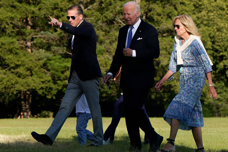 Joe Biden, seu filho Hunter Biden (condenado recentemente em julgamento sobre ter mentido ao comprar uma arma) e a primeira-dama, Jill Biden, caminham em Fort McNair, em Washington