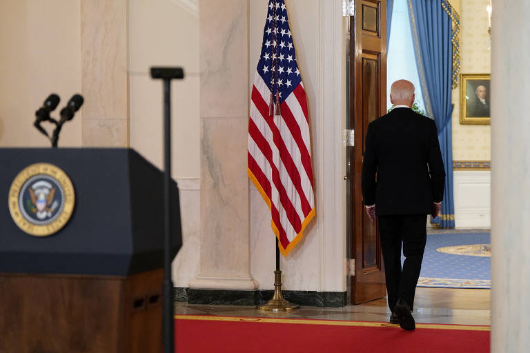 O presidente dos EUA, Joe Biden, deixa a sala após entrevista coletiva na Casa Branca, em Washington; jornais do país pediram que ele renunciasse logo após o debate contra Donald Trump