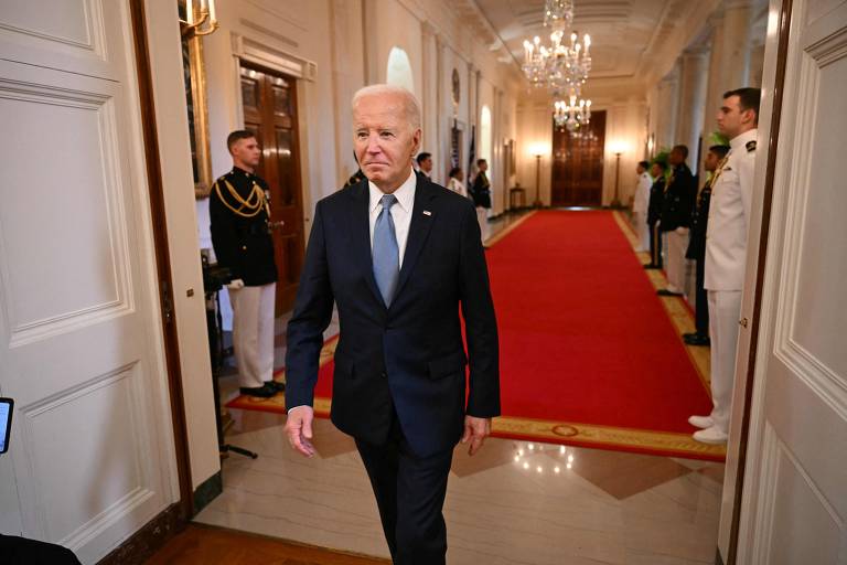 O presidente dos EUA, Joe Biden, chega para falar durante a cerimônia da Medalha de Honra na Sala Leste da Casa Branca, em Washington