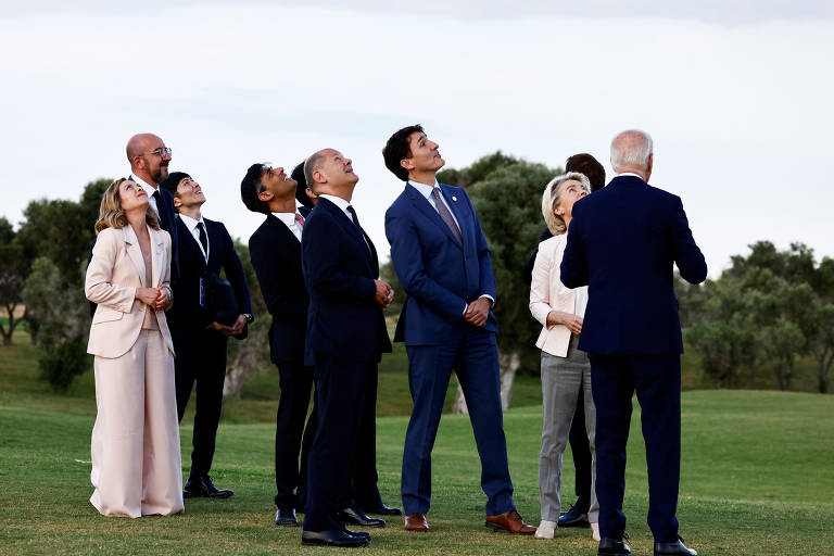 Imagens do encontro de Joe Biden com outros líderes do G7, na Itália, viralizaram nas redes sociais por mostrar o mandatário aparentemente disperso após apresentação de paraquedismo