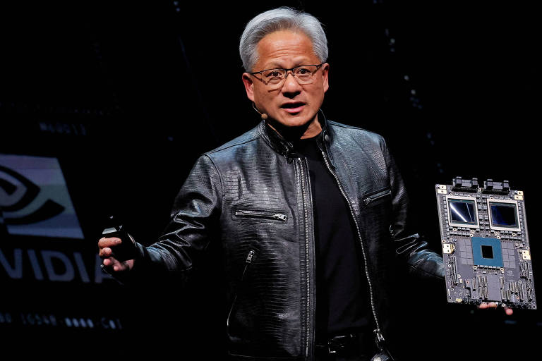 Jensen Huang, CEO da Nvidia, segura placa de computador durante exibição de chips da empresa