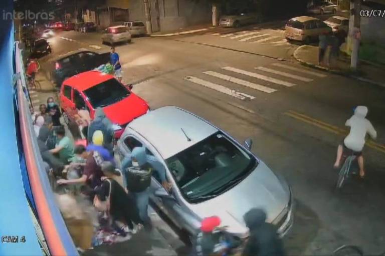 Grupo encapuzado invade mercado na rua Coriolano Durand, na zona sul de São Paulo