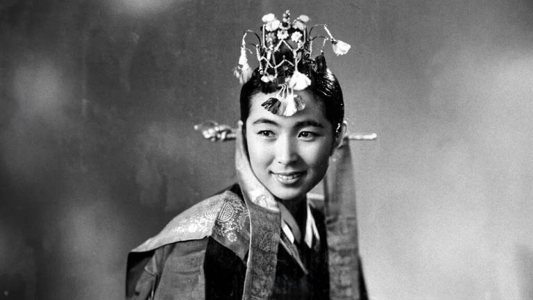 foto em preto e branco de uma mulher com coroa