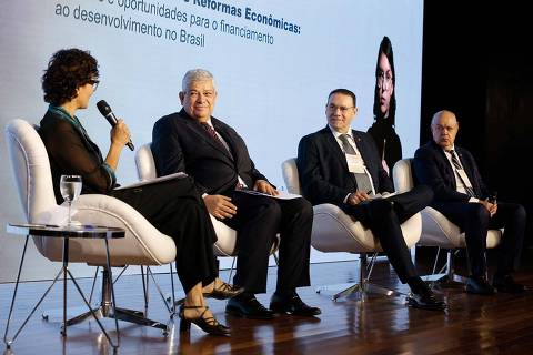 Paula Costa (mediadora), Marcus Pestana (Senado) e os deputados federais Vitor Lippi e Luiz Carlos Hauly, durante debate sobre a Reforma Tributária promovido pela ABDE