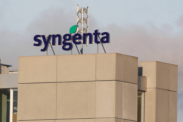 No alto de um prédio bege, a logo azul da companhia Syngenta