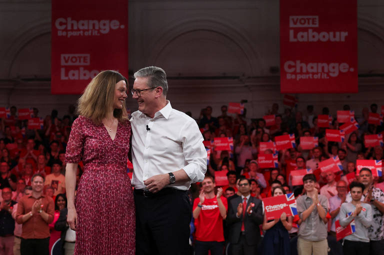 Keir Starmer acompanhado de sua esposa, Victoria Starmer, durante evento de campanha; político é considerado sem carisma e não tem mesma eloquência de líderes anteriores