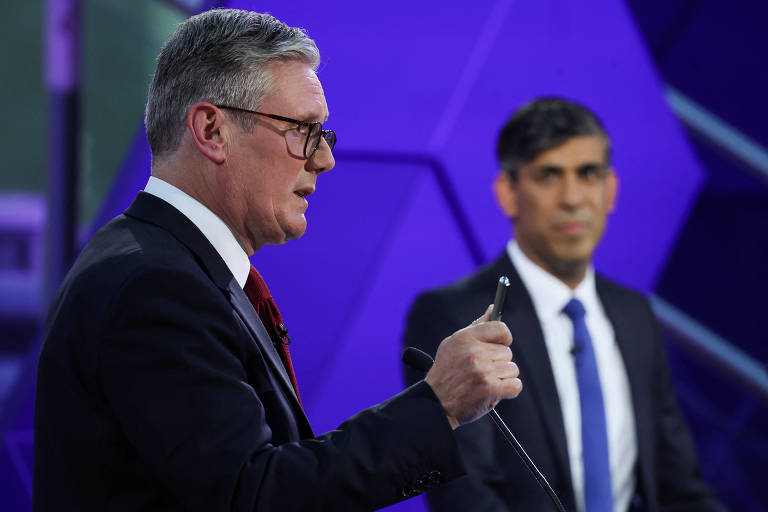 Starmer durante debate com Rishi Sunak; entre as propostas do trabalhista estão a estabilidade econômica com regras rígidas de gastos; redução do tempo de espera do sistema de saúde e criação de uma empresa pública de energia limpa
