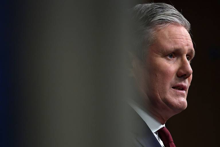 Keir Starmer faz discurso em Londres; antes de ganhar destaque na política, ele foi diretor do Ministério Público e condecorado com o título de sir em 2014