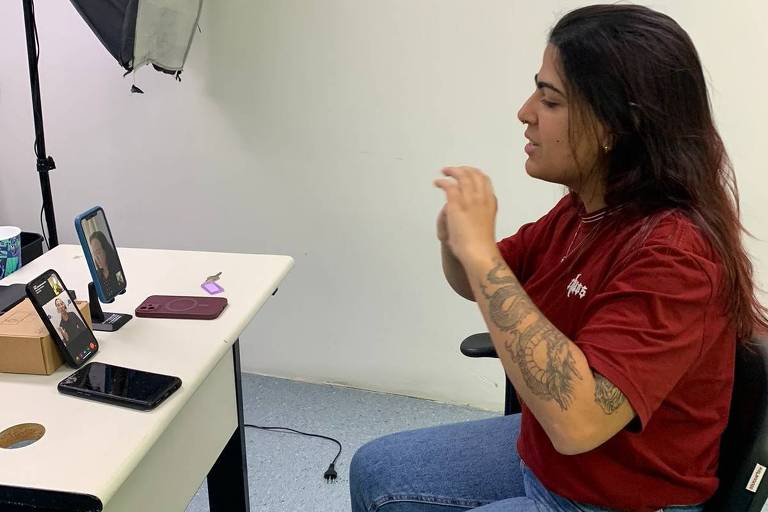 Júlia Bueno Jinking, 21 anos, durante entrevista que ocorreu por meio do aplicativo da Central de Intermediação de Libras