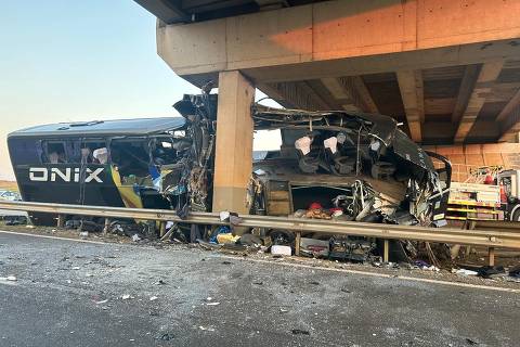 Dez pessoas morrem em acidente com ônibus em Itapetininga (SP)
