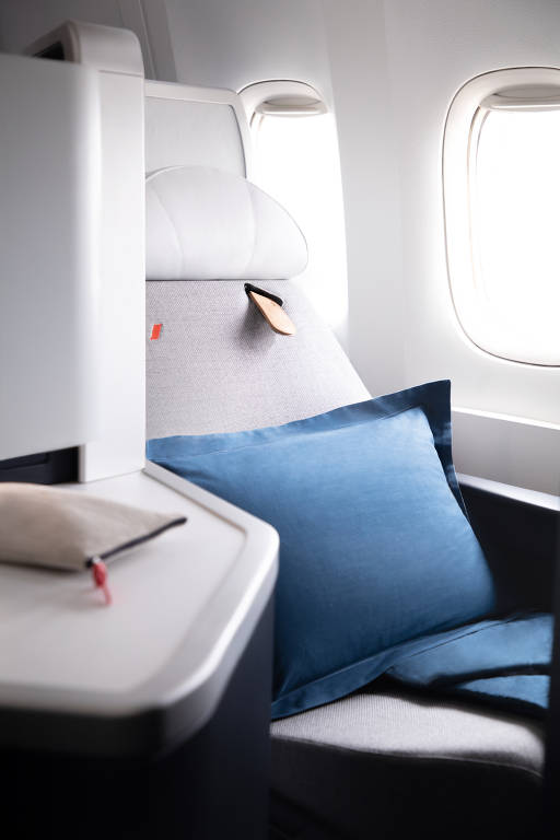 O kit-conforto traz cosméticos, máscara de dormir, escova e pasta de dente, creme para as mãos e hidratante da marca Clarins --numa necéssaire fininha, bem portátil