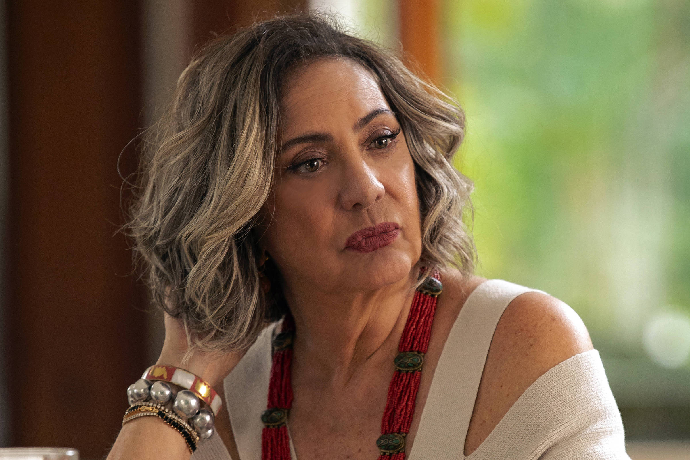 Eliane Giardini sofrerá com dependência afetiva em novela - 05/07/2024 