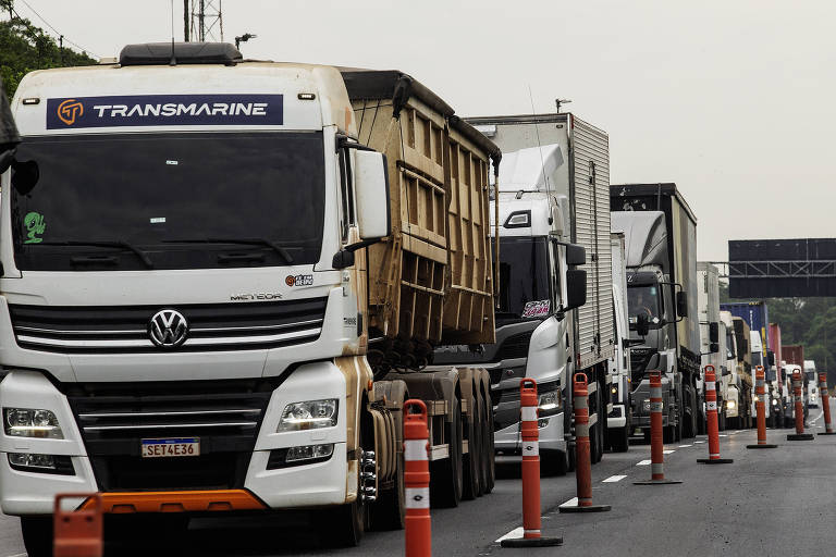 Movimento de caminhões na Rodovia Anchieta