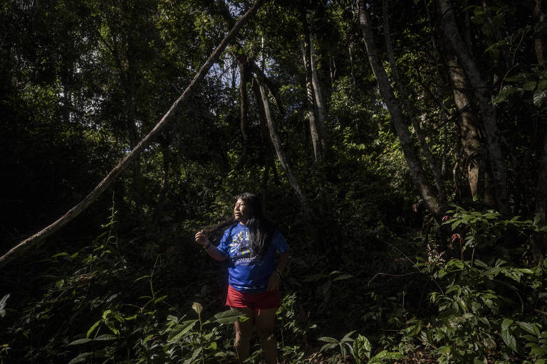 Retrato da líder e ativista indígena Alessandra Korap Munduruku. "Esse arco da [aldeia] Sawré Muybu está centrado em muitos projetos que [o governo] tem a intenção de construir no rio Tapajós, de hidrelétricas a hidrovias, portos e também estradas para o transporte de madeira e minério. Sem a demarcação, acabam vindo muitos invasores para derrubar a floresta e garimpar dentro da terra indígena", afirma Alessandra