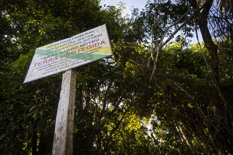 Placa colocada pelos próprios indígenas, informam que a entrada no território de pessoas não autorizadas é proibida, mesmo sem a homologação oficial da área.