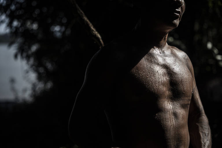 Detalhe de indígena da aldeia Sawre Muybu em área Munduruku ainda não demarcada. Com a chegada dos invasores, além da retirada de madeira em área de preservação, os animais, fonte de alimento pela caça dos mundurukus, ficam cada vez mais distantes. Já no garimpo, o uso de mercúrio tem contaminado as águas, com efeitos devastadores na saúde e no meio ambiente.