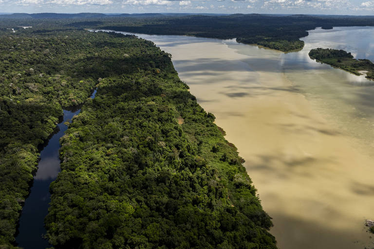 Coloração do rio Jamanxim, um dos principais afluentes da margem direita do rio Tapajós, no município de Trairão, no Pará. O processo de reconhecimento da terra se arrasta desde 2007, quando foi instituído um grupo de trabalho na Funai (Fundação Nacional dos Povos Indígenas) para avaliar a demarcação do território.
