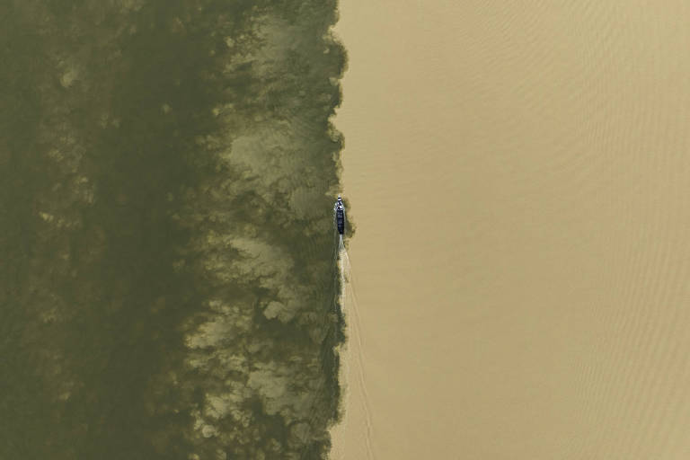 Voadeira navega no encontro da mancha de poluição do rio Jamanxim com o rio Tapajós. Em novembro do último ano, o Ministério Público Federal fez uma recomendação ao governo Lula (PT) para seguir com a demarcação, mas a ação não teve resposta há mais de oito meses