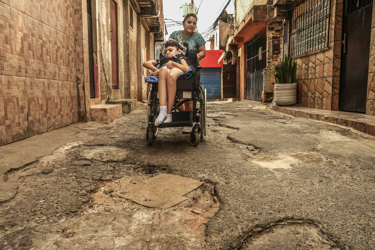Falta de acessibilidade interfere no cotidiano de moradores de Paraisópolis, em SP