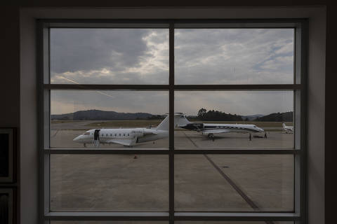 SÃO ROQUE SP, BRASIL, 05-07-2024: Imagem do  
São Paulo Catarina Aeroporto Executivo Internacional, para matéria que mostra como os aeroportos estão se adaptando para alcançar as metas de descarbonização do setor. Na foto o avião da direita é  conduzido pelo rebocador elétrico TowFlex, guiado por controle remoto. (Foto: Bruno Santos/ Folhapress) *** FSP-MERCADO*** EXCLUSIVO FOLHA***