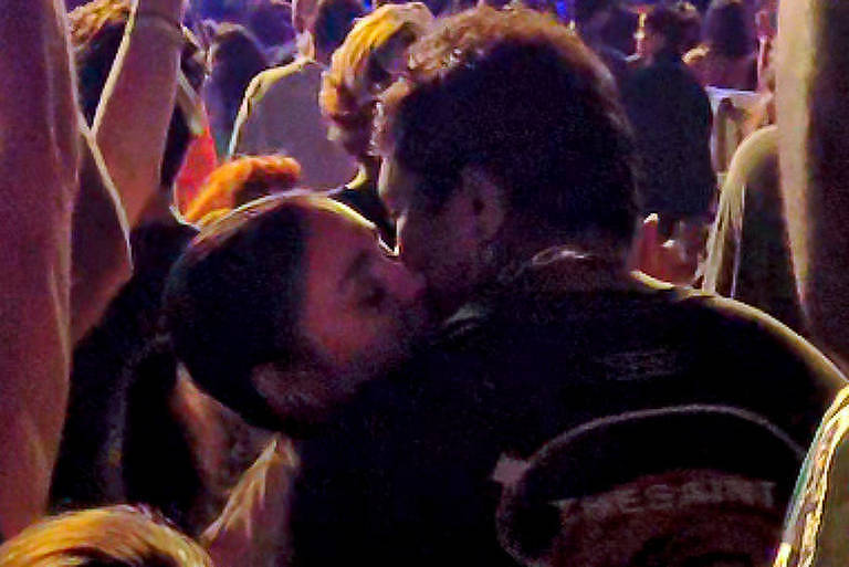 Apaixonados, Xamã e Sophie Charlotte se beijam em festival no Rio