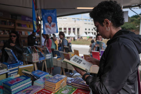 SÃO PAULO, SP - 06/07/2024 - Movimentação na Feira do Livro, realizado na praça Charles Miller, no Pacaembú, em São Paulo. (Foto: Danilo Verpa/Folhapress, ILUSTRADA) ORG XMIT: 609233