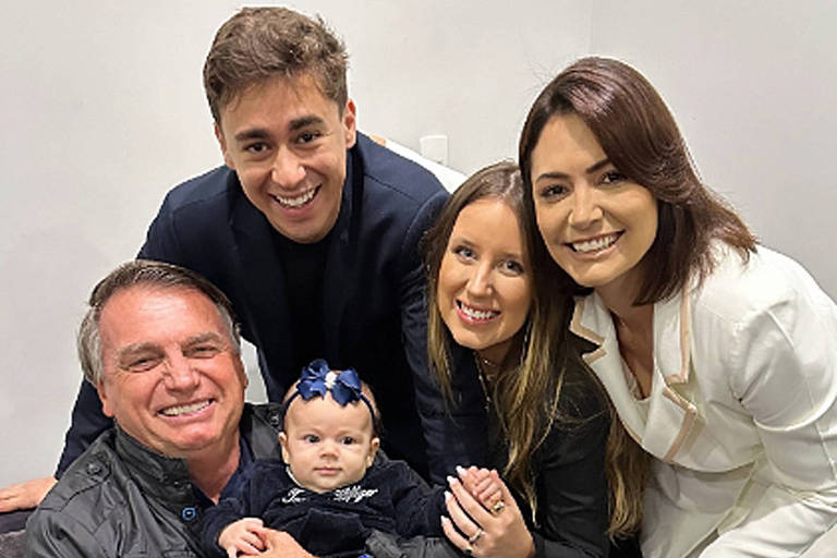 Bolsonaro aparece em foto com filha de Nikolas, e Carlos reclama do pai