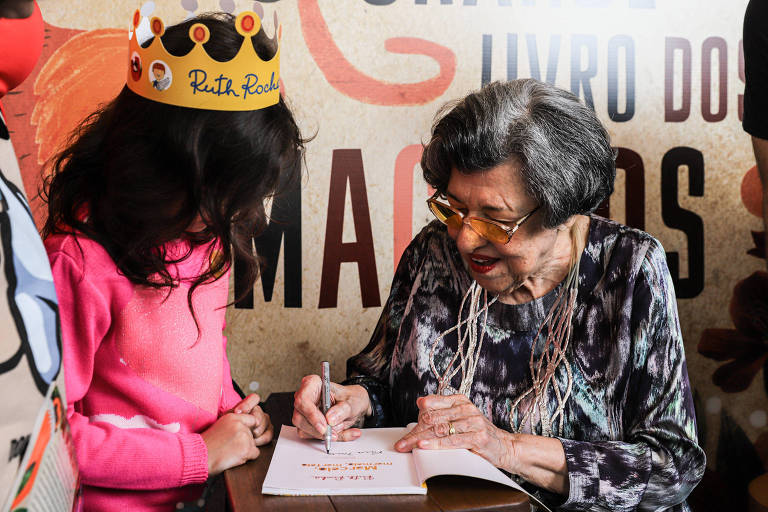 Ruth Rocha comove fãs, adultos e crianças, e distribui autógrafos na Feira do Livro