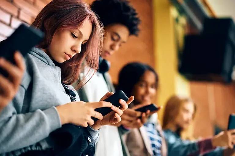 As novas leis que tentam tornar redes sociais menos viciantes para crianças e adolescentes
