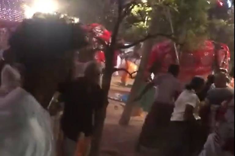 Elefante foge de procissão em festival religioso hindu