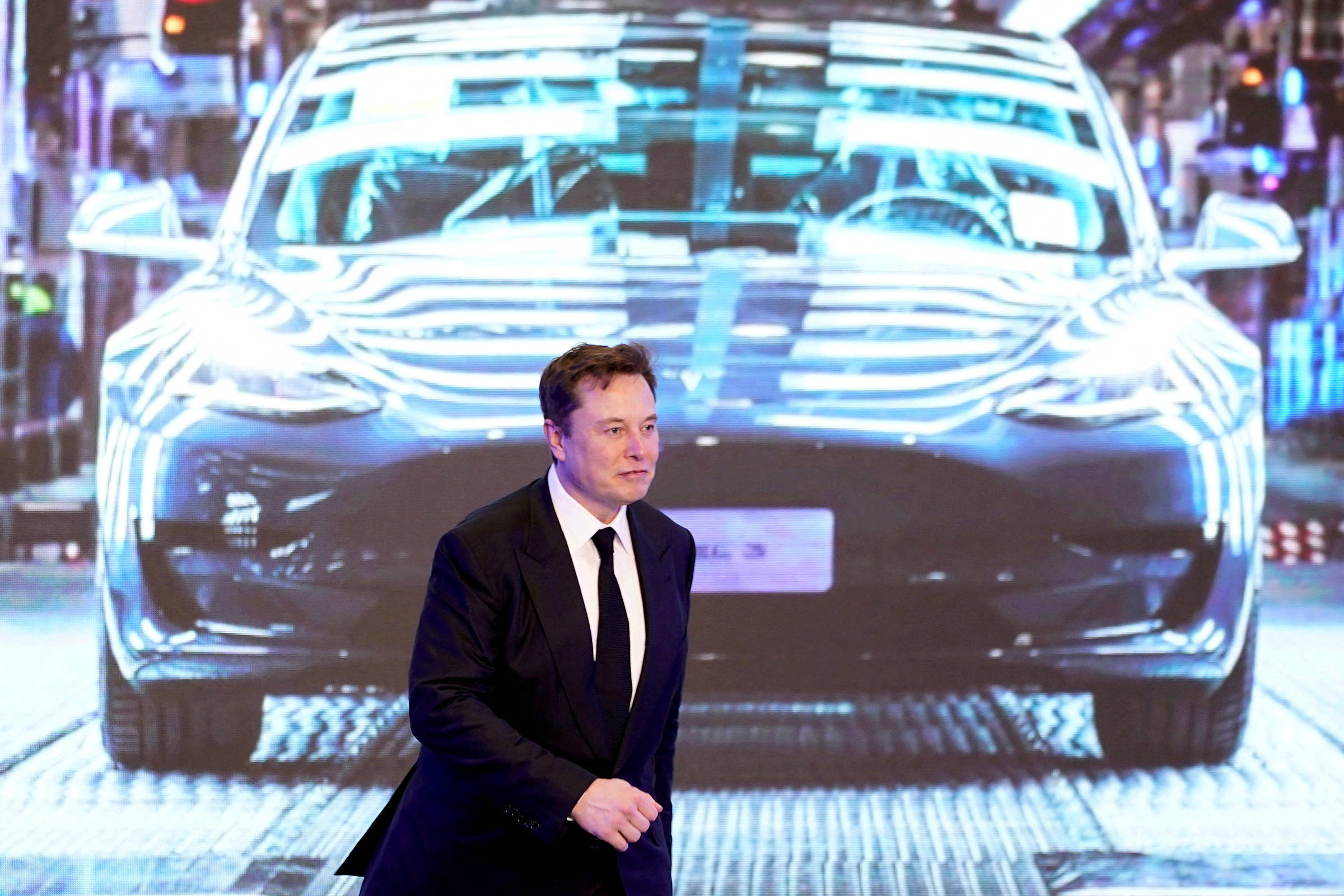 Ação da Tesla desaba 12% e Musk fala de tudo, menos carros