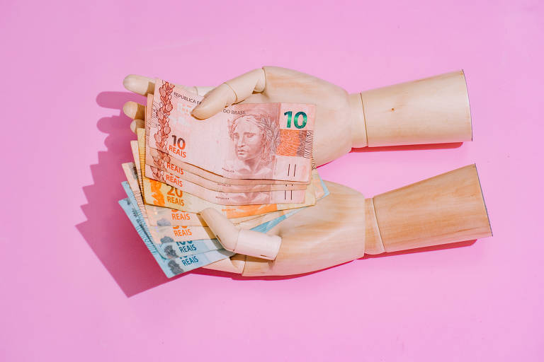 O cashback, mecanismo de devolução de parte do tributo pago por famílias  com até meio salário mínimo por pessoa, passou por aumento durante a aprovação; o relator ampliou o percentual da restituição na conta de luz, água, esgoto e gás natural; antes, o cashback seria de 50% na CBS e de 20% no IBS para esses serviços, mas o texto aprovado elevou a devolução da CBS a 100%, e o percentual do IBS poderá ser ajustado posteriormente pelos estados