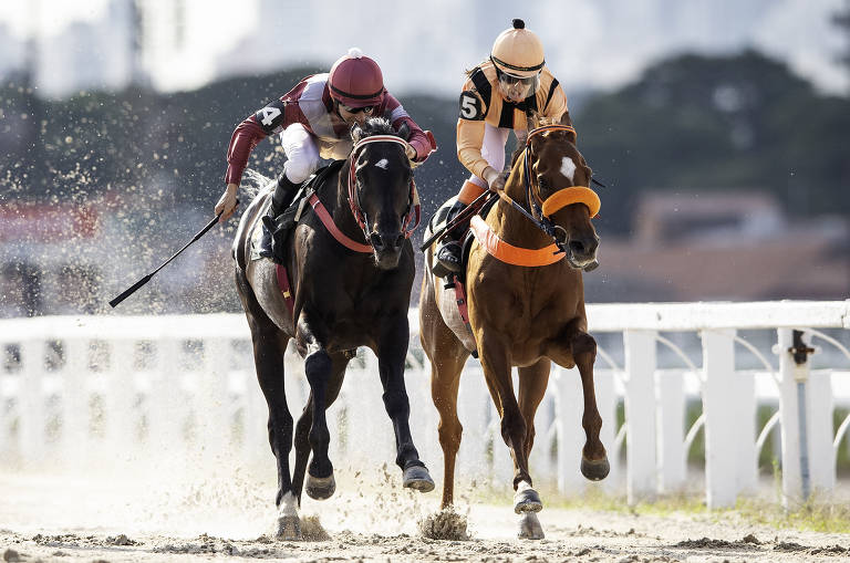 Enquanto a questão não é resolvida, as corridas de cavalo ocorrem normalmente no hipódromo da Cidade Jardim, zona oeste da cidade; na imagem; na imagem, os jóqueis João Moreira (capacete vermelho) e Jeane Alves (capacete laranja) disputam corrida