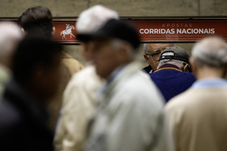 O valor da aposta parte de R$ 2. Televisões espalhadas pelo saguão dos guichês informam quanto cada animal pagaria se ganhasse