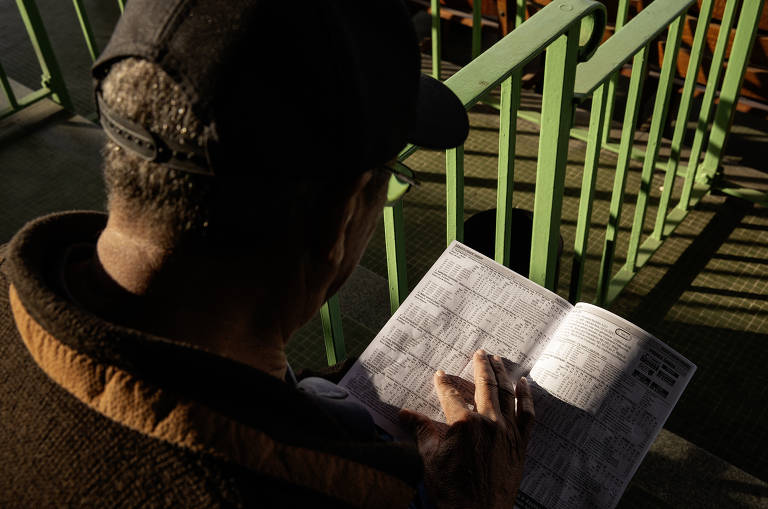 Os apostadores recebem um folheto com a programação do dia. O material informa peso dos jóqueis e dos cavalos, suas últimas colocações em corridas, as cores dos uniformes, os pais de cada animal e sua cor (alazão, castanho ou tordilho), entre outros detalhes