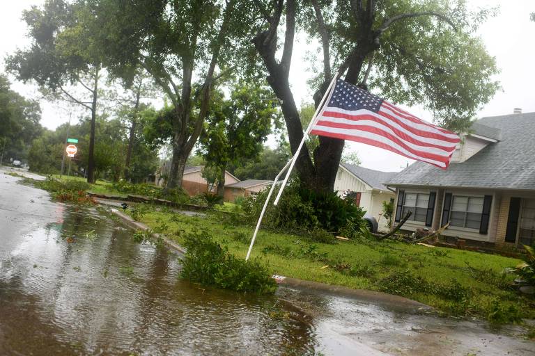 Tempestade Beryl deixa 4 mortos e milhões sem energia no Texas