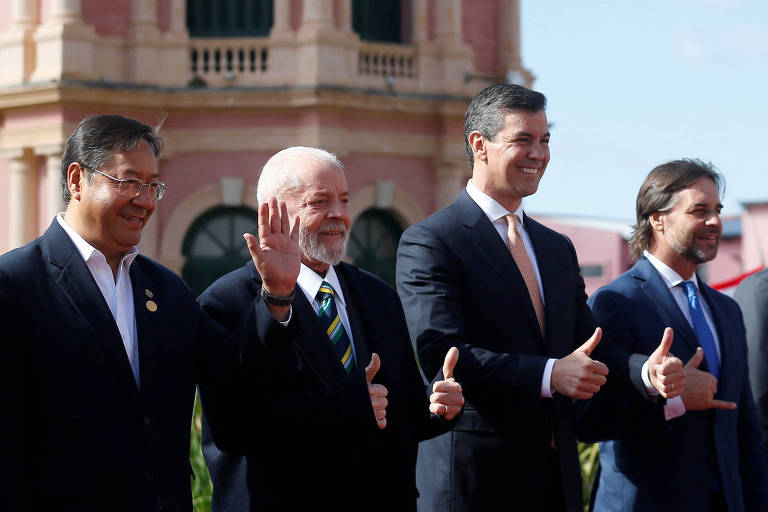 Os presidentes de países-membros do Mercosul que comparerecem à cúpula na capital Assunção; da esq. para a dir., Luis Arce (Bolívia), Lula (Brasil), Santiago Peña (Paraguai) e Luis Lacalle Pou (Uruguai)