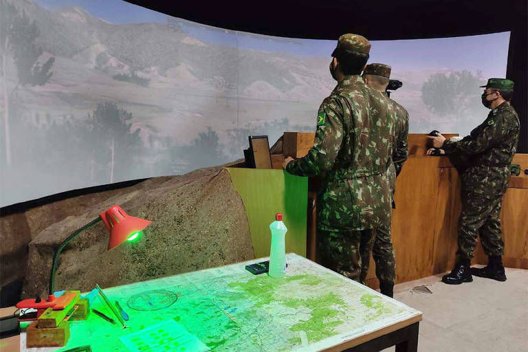 Militares do Exército durante treinamento com simulador de apoio de fogo