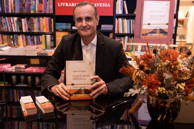 Rubens Pierrotti Junior, coronel da reserva do Exército, segura um livro durante lançamento, no Rio, de seu livro Diários da Caserna, em que denuncia corrupção no Exército