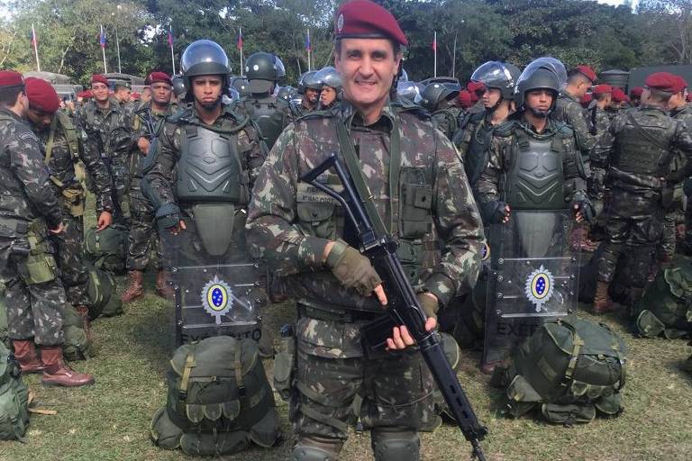Coronel do Exército Rubens Pierrotti Junior, hoje na reserva, segura metralhadora quando era comandante do 8º Grupo de Artilharia de Campanha Pára-quedista, entre 2015 e 2016 