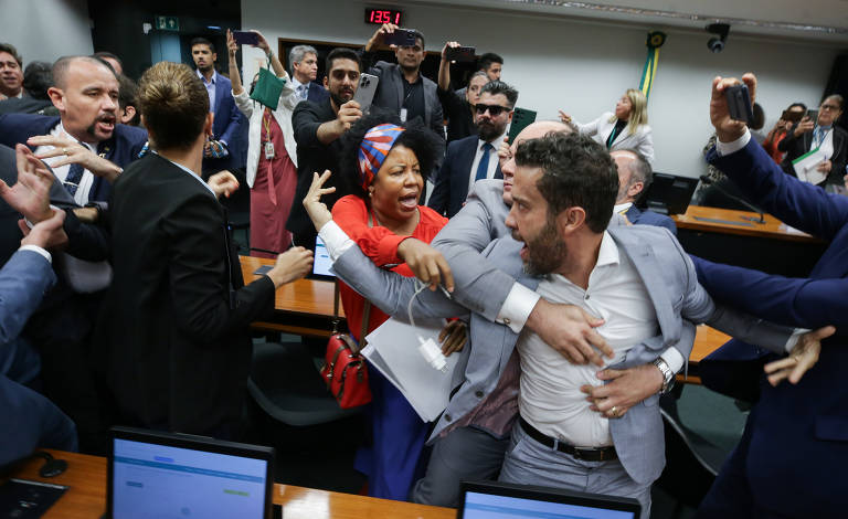 Pancadaria durante reunião do conselho de ética da Câmara dos Deputados em que foi aprovado o relatório do deputado Guilherme Boulos em favor do também deputado André Janones (Avante)