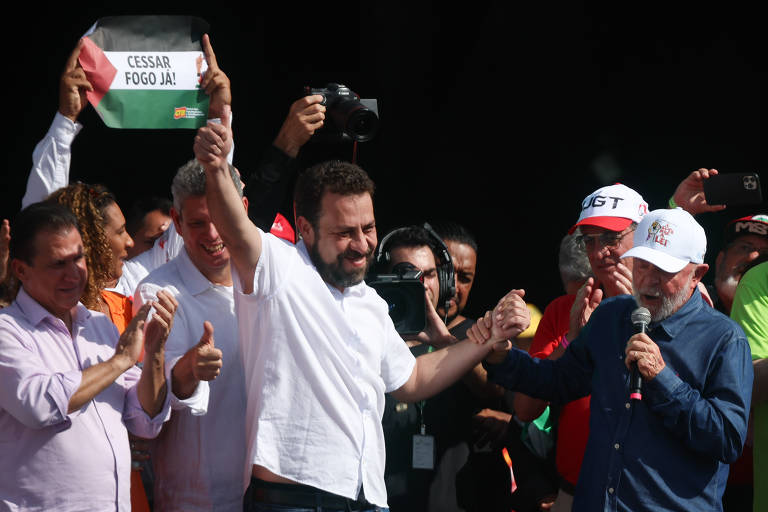 Guilherme Boulos e o presidente Lula durante comemorações do 1º de maio. A Justiça multou Lula por pedir voto para o deputado federal nas eleições que ocorrerão em outubro