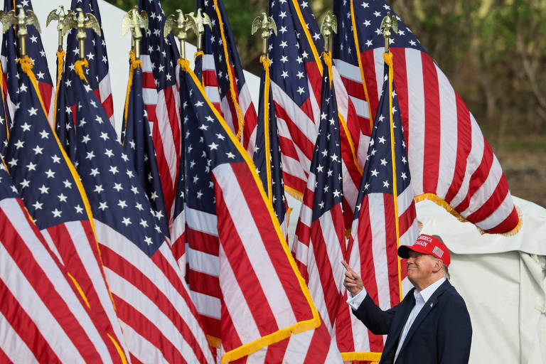 Ex-presidente dos EUA Donald Trump em evento de campanha em Chesapeake, na Virgínia