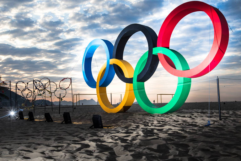 Os arcos olímpicos, símbolo das Olimpíadas, na praia de Copacabana (Rio de Janeiro)