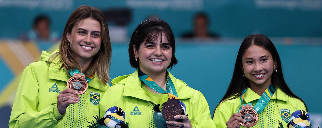 Da esq. para a dir., Bruna Takahashi, Bruna Alexandre e Giulia Takahashi, medalhistas de bronze nos Jogos Pan-Americanos, durante a cerimônia de premiação do tênis de mesa feminino por equipes, em Santiago, no Chile