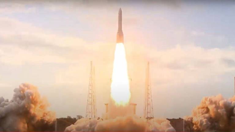 Foguete Ariane 6 é lançado no Centro Espacial da Guiana Francesa, em Kourou, na tarde desta terça-feira (9). Enquanto o veículo sobe, uma grande chama aparece embaixo, assim como grande nuvem de fumaça