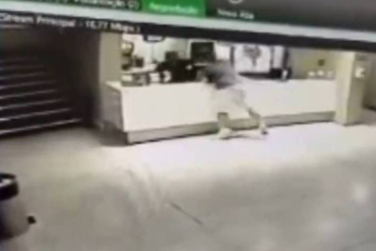 Reprodução de câmera de segurança mostra procurador tentando agredir funcinária de cinema em BH