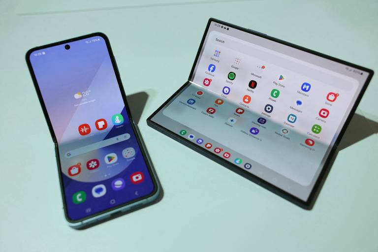 Foto mostra novos smartphones dobráveis da Samsung, Galaxy Z Flip6 (à esquerda), que dobra na vertical, e Galaxy Z Fold6 (à direita), que dobra na horizontal e é maior.