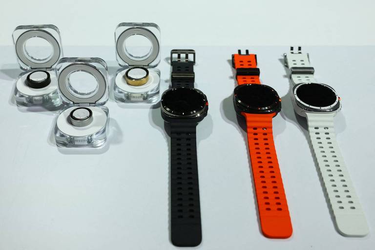 Foto mostra anéis inteligentes da Samsung, à esquerda, e smartwatches da empresa à direita